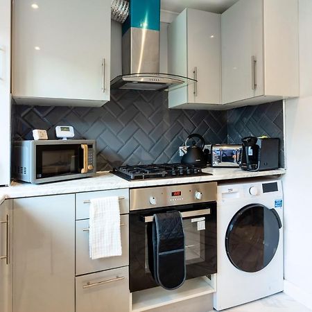 Amazing 3 Bedroom, 2 Bathroom, Ground Floor Flat With Garden, Near Train Station And Bus Stop London Exterior photo