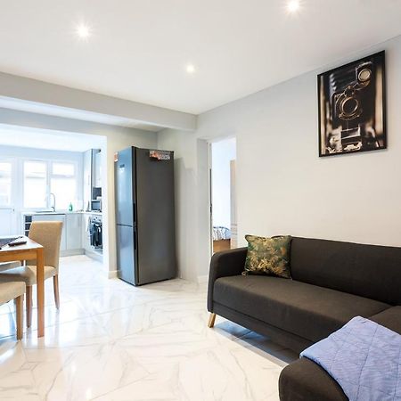 Amazing 3 Bedroom, 2 Bathroom, Ground Floor Flat With Garden, Near Train Station And Bus Stop London Exterior photo