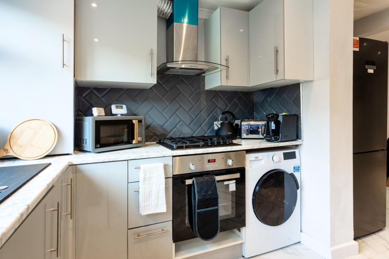 Amazing 3 Bedroom, 2 Bathroom, Ground Floor Flat With Garden, Near Train Station And Bus Stop London Exterior photo