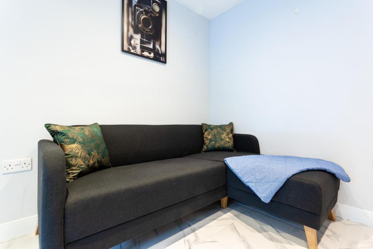 Amazing 3 Bedroom, 2 Bathroom, Ground Floor Flat With Garden, Near Train Station And Bus Stop London Exterior photo
