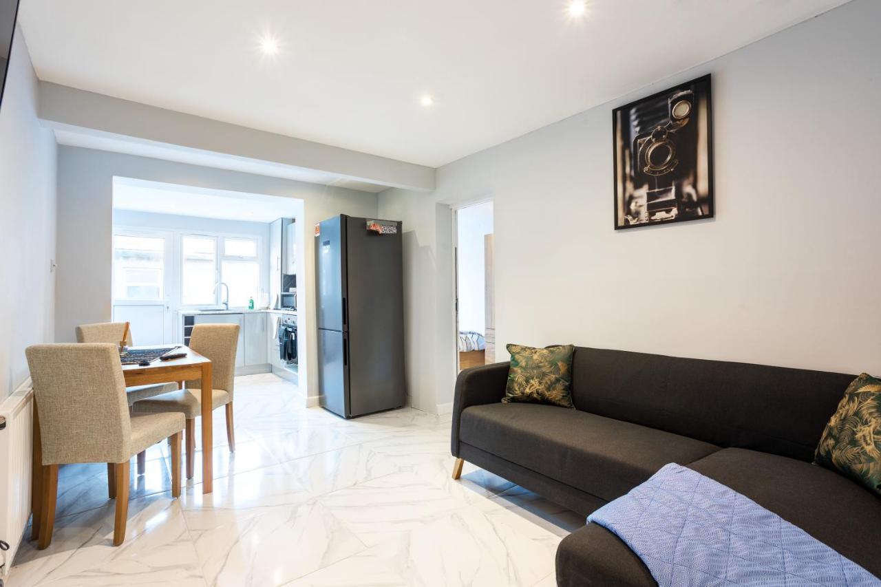 Amazing 3 Bedroom, 2 Bathroom, Ground Floor Flat With Garden, Near Train Station And Bus Stop London Exterior photo