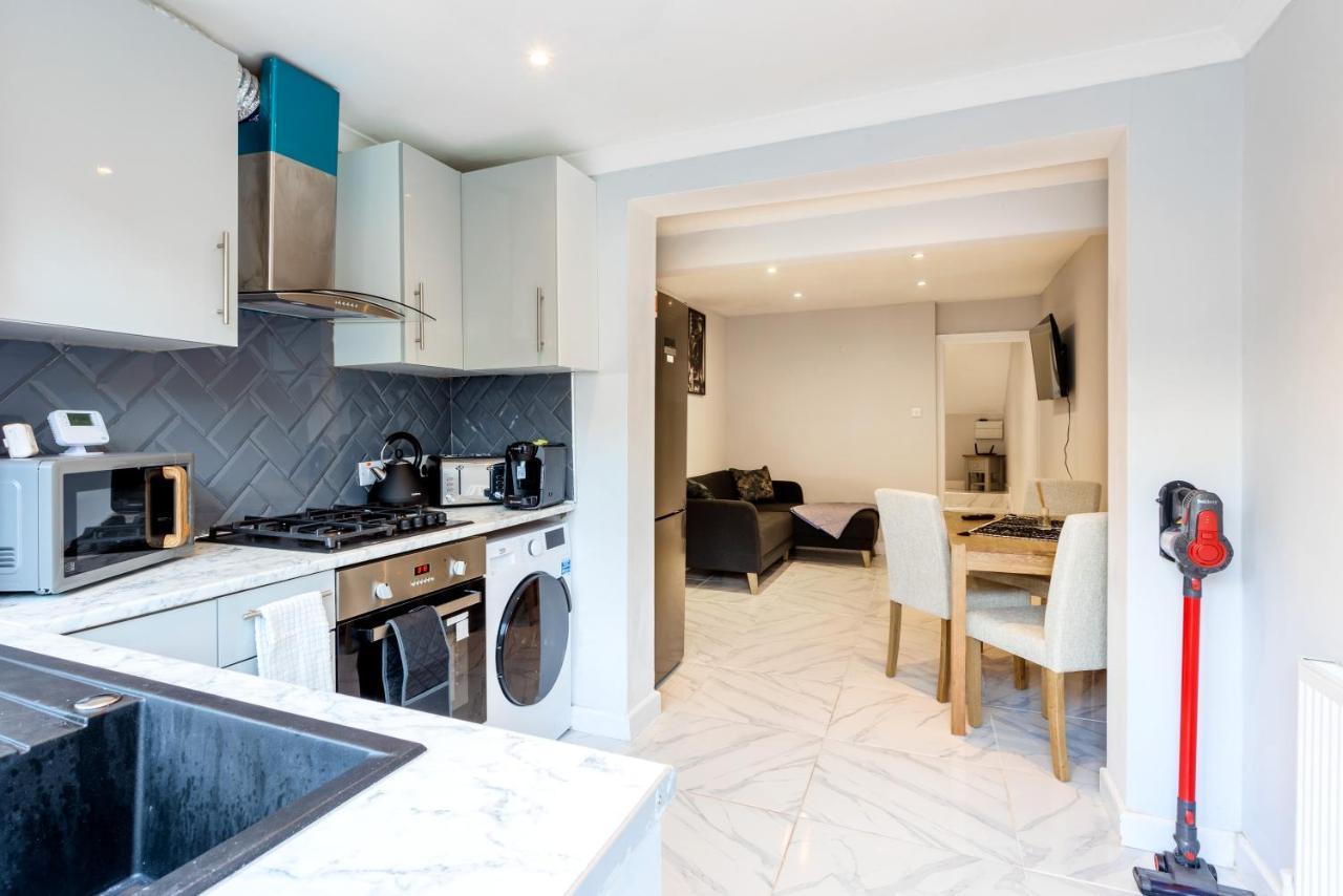 Amazing 3 Bedroom, 2 Bathroom, Ground Floor Flat With Garden, Near Train Station And Bus Stop London Exterior photo