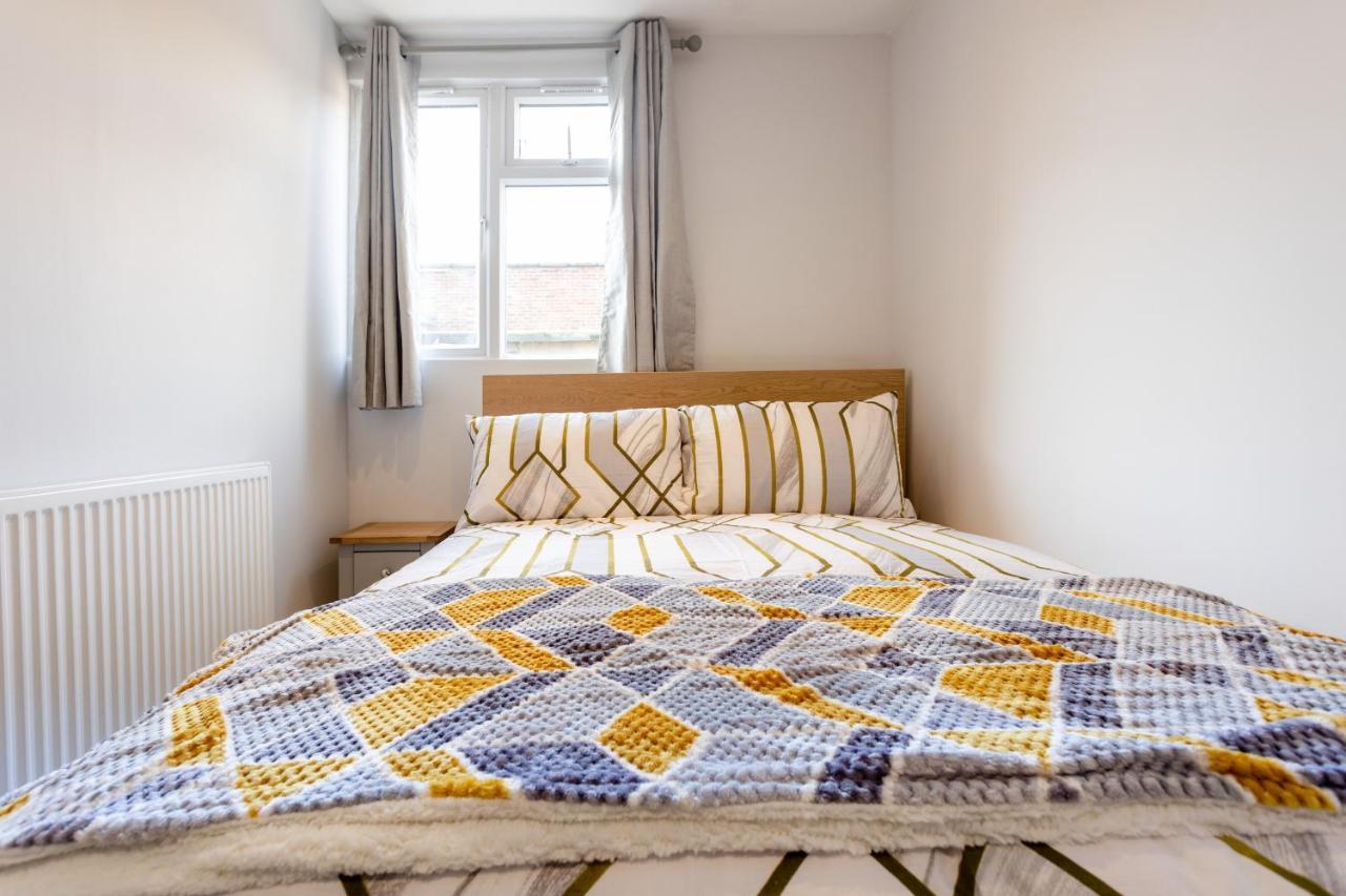 Amazing 3 Bedroom, 2 Bathroom, Ground Floor Flat With Garden, Near Train Station And Bus Stop London Exterior photo