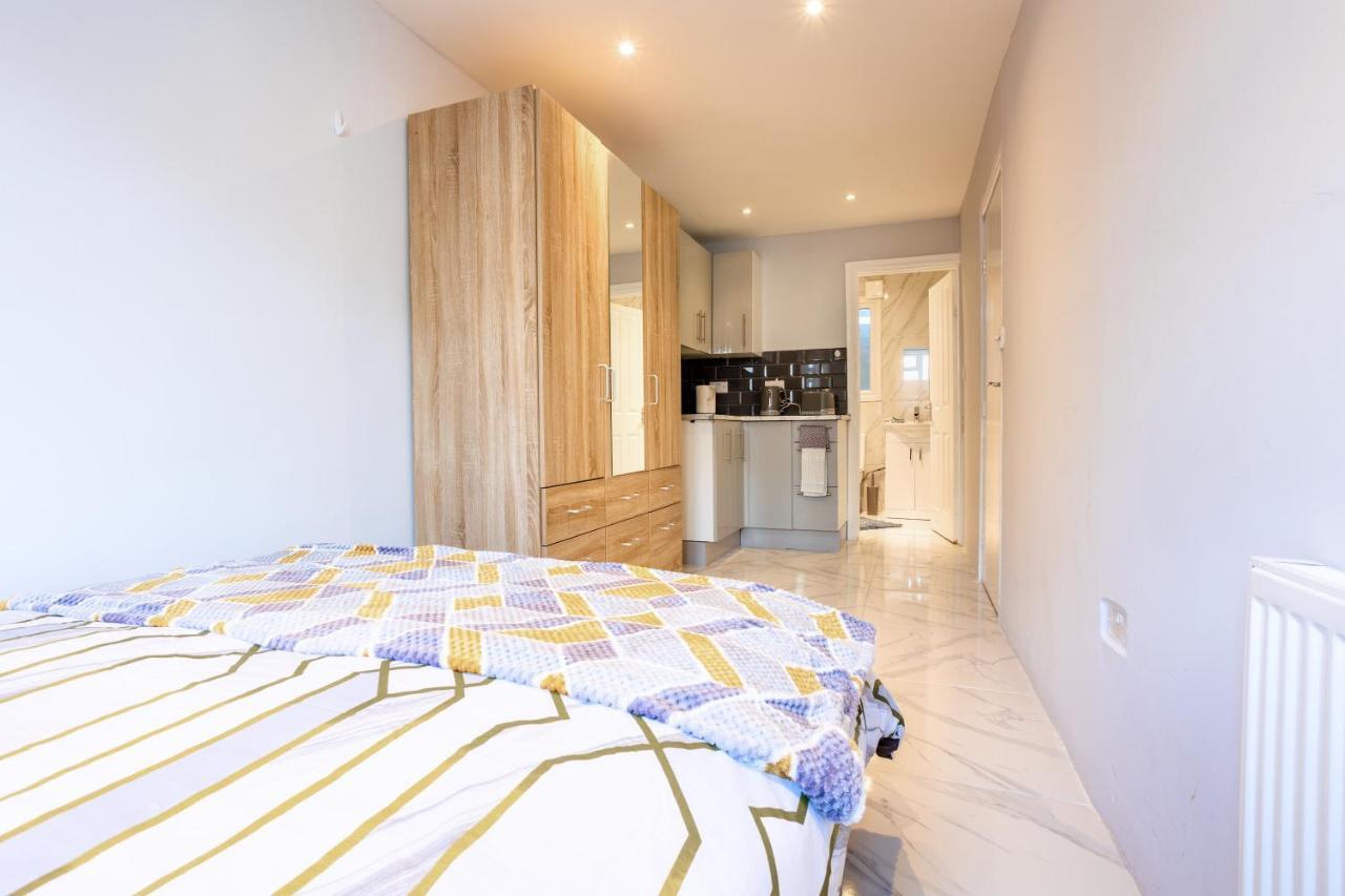 Amazing 3 Bedroom, 2 Bathroom, Ground Floor Flat With Garden, Near Train Station And Bus Stop London Exterior photo