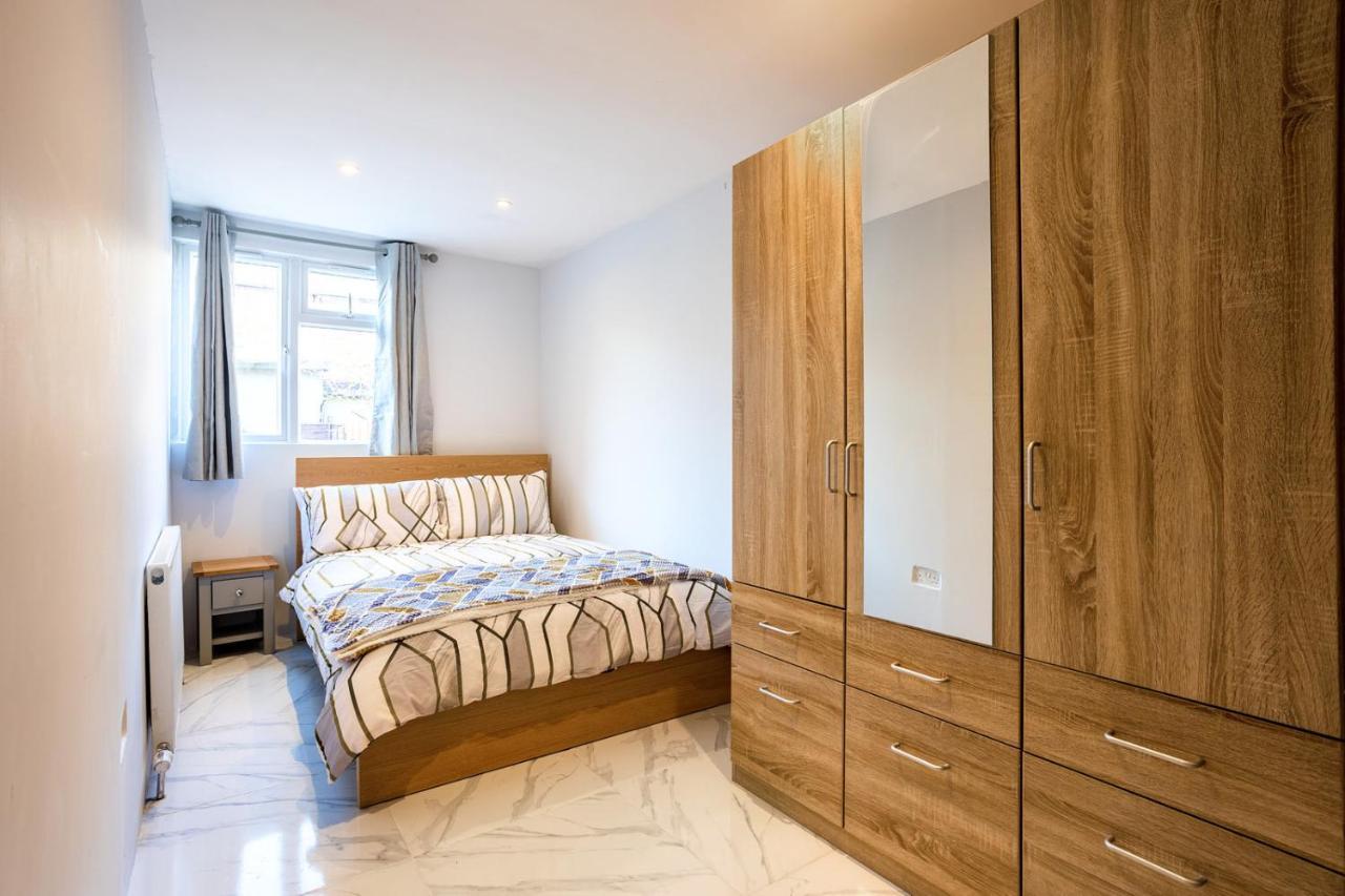 Amazing 3 Bedroom, 2 Bathroom, Ground Floor Flat With Garden, Near Train Station And Bus Stop London Exterior photo