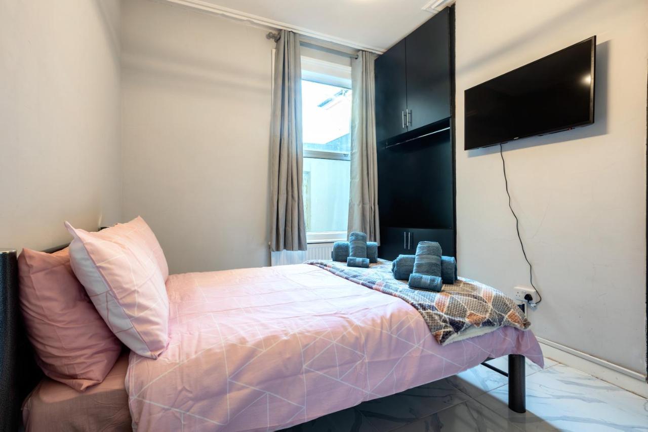 Amazing 3 Bedroom, 2 Bathroom, Ground Floor Flat With Garden, Near Train Station And Bus Stop London Exterior photo