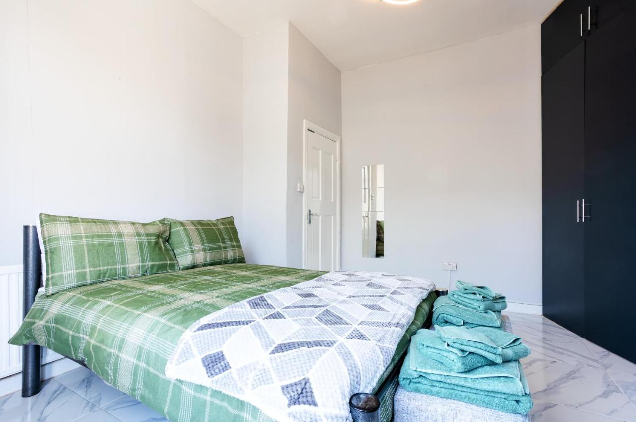 Amazing 3 Bedroom, 2 Bathroom, Ground Floor Flat With Garden, Near Train Station And Bus Stop London Exterior photo