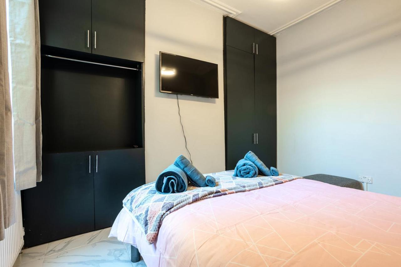 Amazing 3 Bedroom, 2 Bathroom, Ground Floor Flat With Garden, Near Train Station And Bus Stop London Exterior photo