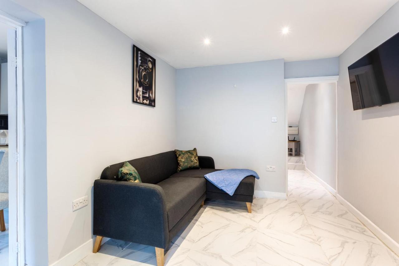 Amazing 3 Bedroom, 2 Bathroom, Ground Floor Flat With Garden, Near Train Station And Bus Stop London Exterior photo