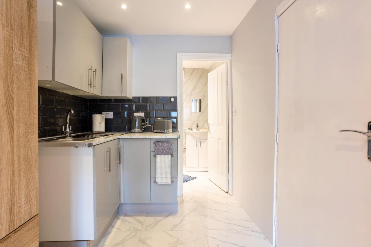 Amazing 3 Bedroom, 2 Bathroom, Ground Floor Flat With Garden, Near Train Station And Bus Stop London Exterior photo