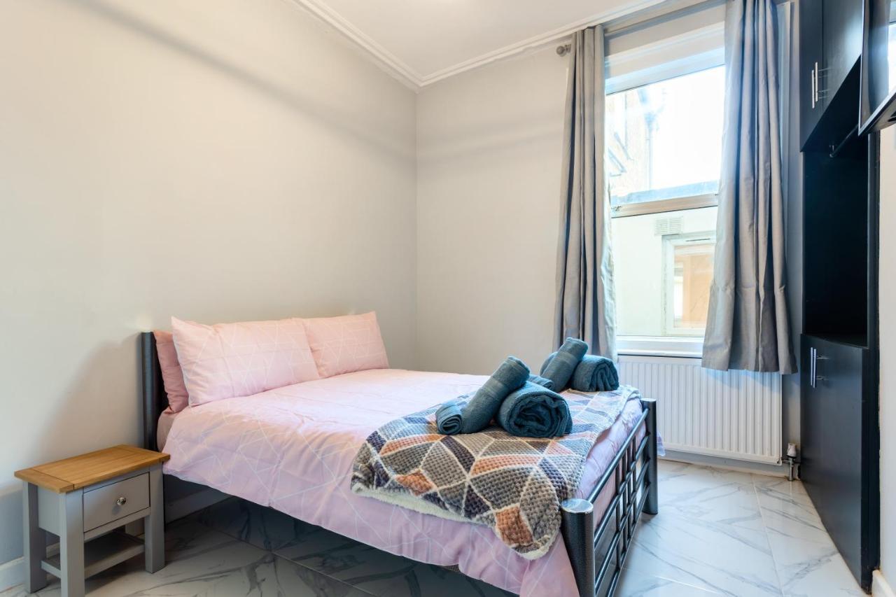 Amazing 3 Bedroom, 2 Bathroom, Ground Floor Flat With Garden, Near Train Station And Bus Stop London Exterior photo