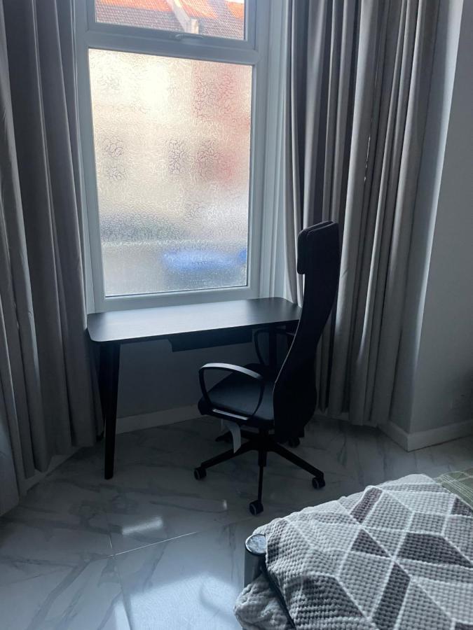 Amazing 3 Bedroom, 2 Bathroom, Ground Floor Flat With Garden, Near Train Station And Bus Stop London Exterior photo